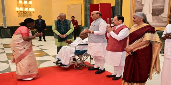 राष्ट्रपति मुर्मु ने विभिन्न राज्यों के सांसदों की मेजबानी की