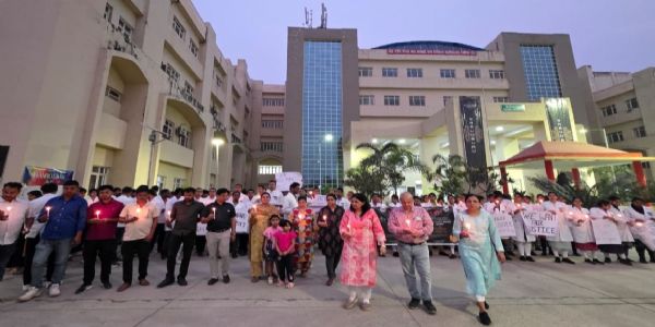 देवरिया मेडिकल कॉलेज में आकाश पांडे को न्याय दिलाने की मांग को लेकर कैंडल मार्च