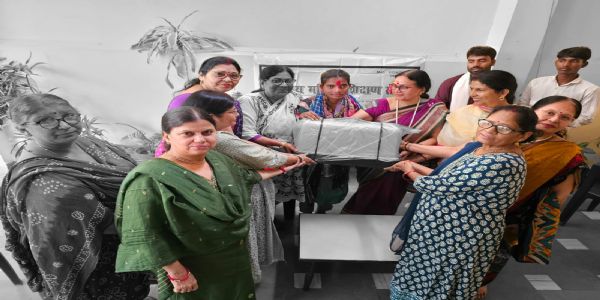 वाराणसी : ग्रामीण दिव्यांग बालिका को स्वावलंबी बनाने की पहल, संस्था ने प्रदान की सिलाई मशीन