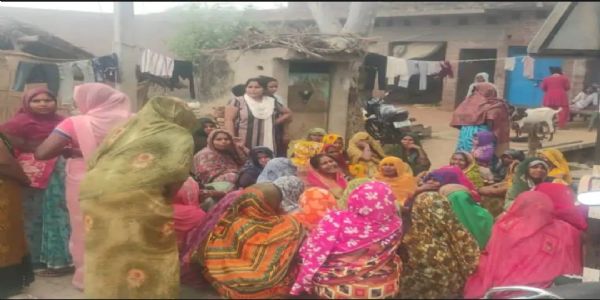 स्कूल वैन से भिड़ी बाइक, युवक की मौत; पत्नी और चाची गंभीर घायल