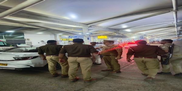 वाराणसी एयरपोर्ट पर यात्रियों से अभद्र व्यवहार करने वाले टैक्सी/ऑटो चालकों के खिलाफ अभियान
