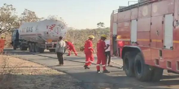 गुनाः ट्रक से टक्कर के बाद एलपीजी से भरे टैंकर से लीक हुई गैस, रेस्क्यू दल की त्वरित कार्रवाई से टला बड़ा हादसा