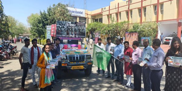 राजगढ़ः कलेक्टर ने बाल श्रम जागरुकता रथ को हरी झंडी दिखाकर किया रवाना
