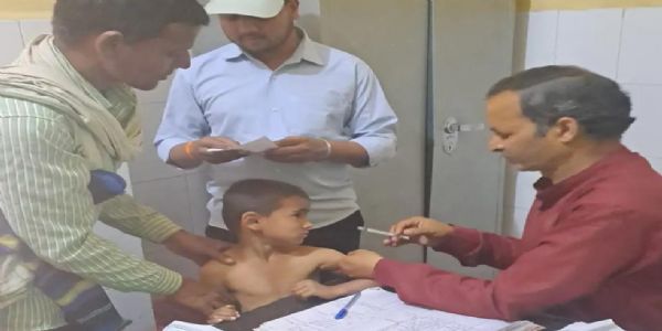 हाथरस में बंदर और कुत्तों का आतंक, उपचार के लिए 100 लोग पहुंचे सीएचसी