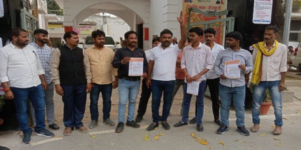 सवर्ण समाज आर्मी ने जिलाधिकारी को सौंपा ज्ञापन