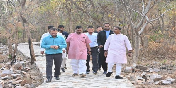 वन मंत्री केदार कश्यप ने ठेमली आईलैंड का किया निरीक्षण