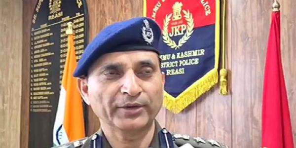 एसएसपी रियासी ने दूरस्थ क्षेत्रों का दौरा किया, जमीनी स्तर पर काम करने वाले श्रमिकों पर कड़ी निगरानी पर दिया जोर