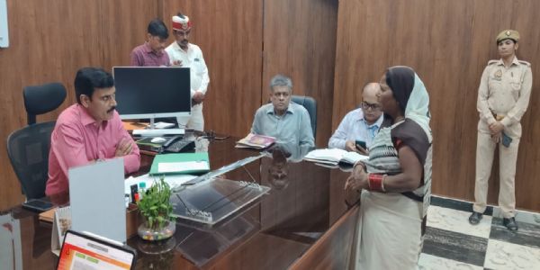 जिलाधिकारी ने की जनसुनवाई : गर्भवती महिला को निजी अस्पताल भेजने वाली आशा बहू बर्खास्त