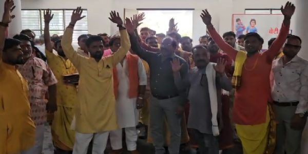 आगरमालवाः पीताम्बरा पीठ के पंडितों ने कलेक्ट्रेट पहुंचकर जताया विरोध