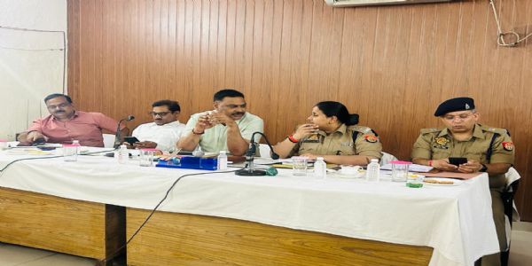 नवरात्र मेला की तैयारी तेज: डीएम-एसपी ने नाविकों, दुकानदारों व पार्किंग संचालकों संग की बैठक