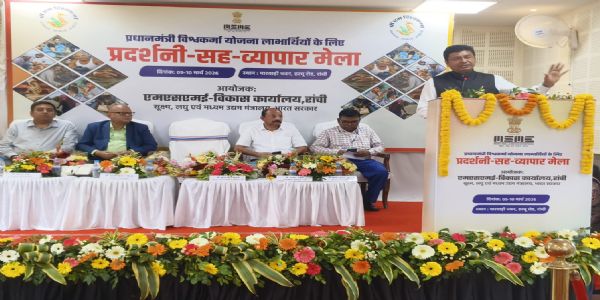 व्यापार मेले में उत्पादों की पैकेजिंग और पंजीकरण की दी गई जानकारी