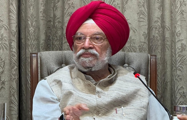 मीडिया को संबोधित करते केंद्रीय पेट्रोलियम और नेचुरल गैस मंत्री हरदीप सिंह पुरी मीडिया को संबोधित करते केंद्रीय पेट्रोलियम और नेचुरल गैस मंत्री हरदीप सिंह पुरी