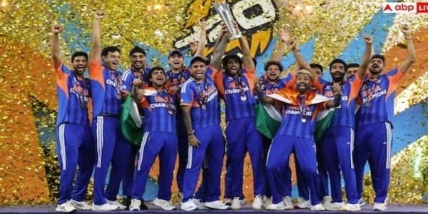 आईसीसी टी 20 विश्व कप ट्रॉफी के साथ भारतीय टीम