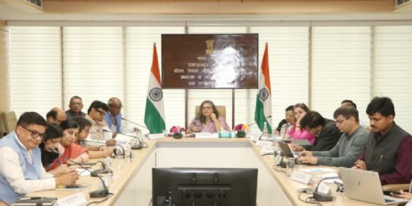 वेबिनार 2026 के उद्घाटन सत्र में देखभाल इकोसिस्टम को मजबूत करने और बहुकुशल देखभालकर्ताओं के लिए पेशेवर प्रशिक्षण एवं प्रमाणन की आवश्यकता पर बल देतीं कौशल विकास और उद्यमिता मंत्रालय की सचिव देबाश्री मुखर्जी।