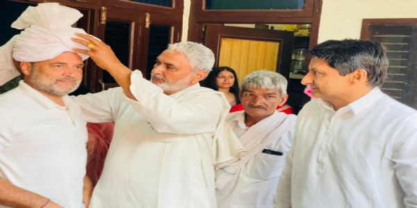 राहुल गांधी का साेनीपत पहुंचने पर स्वागत करते ग्रामीण राहुल गांधी का साेनीपत पहुंचने पर स्वागत करते ग्रामीण