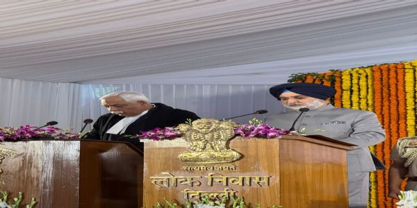 उपराज्यपाल की शपथ लेते तरनजीत सिंह संधु