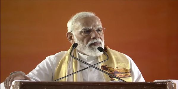 प्रधानमंत्री नरेन्द्र मोदी बुधवार को एर्नाकुलम में एक विशाल जनसभा को संबोधित करते हुए