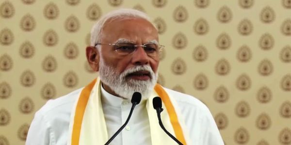 प्रधानमंत्री नरेन्द्र मोदी बुधवार को कोच्चि में 11 हजार करोड़ रुपये की विकास योजनाओं की सौगात देने के बाद कार्यक्रम को संबोधित करते हुए