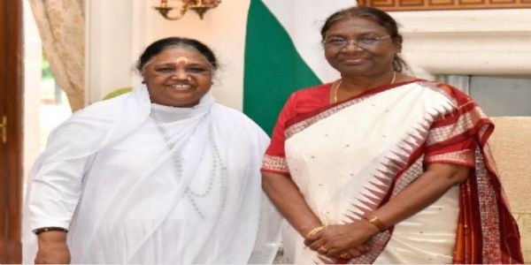 फाइल फोटो राष्ट्रपति द्रौपदी मुर्मू के साथ अमृतानंदमयी माँ फाइल फोटो राष्ट्रपति द्रौपदी मुर्मू के साथ अमृतानंदमयी माँ
