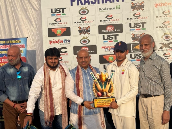 दिल्ली विधानसभा अध्यक्ष विजेंद्र गुप्ता बुधवार को रोहिण में अशोक शर्मा मेमोरियल क्रिकेट टूर्नामेंट 2026’ के पुरस्कार वितरण समारोह में ट्राफी देते हुए