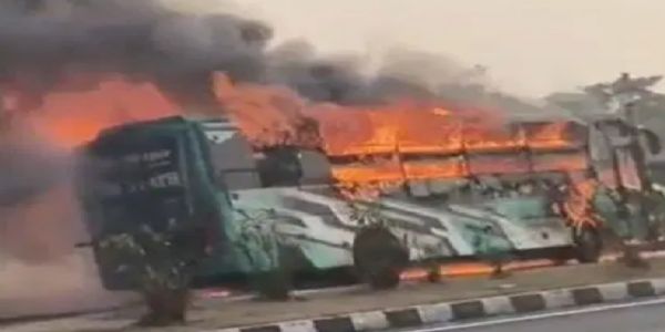 चलती बस में लगी आग, सभी यात्री सुरक्षित