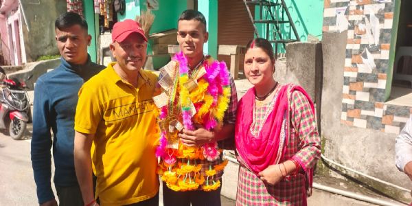 लेफ्टिनेंट बनने पर आदित्य का किया जोरदार स्वागत