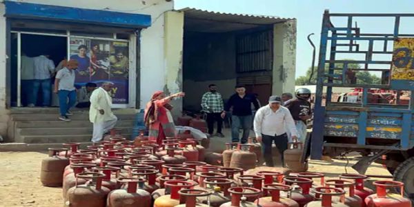 हांसी में गैस संकट की आशंका के चलते सिलेंडर लेने एजेंसियों पर पहुंचे नागरिक