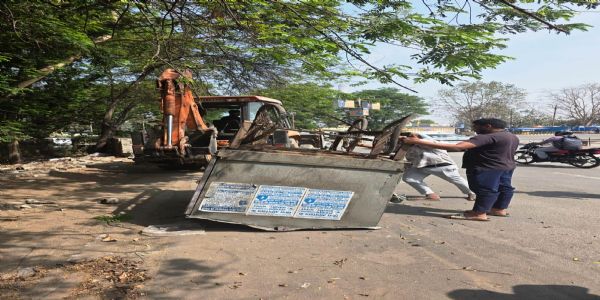 महिला कॉलेज के सामने से हटाया अतिक्रमण, निगम की महिला अधिकारियों ने संभाला मोर्चा