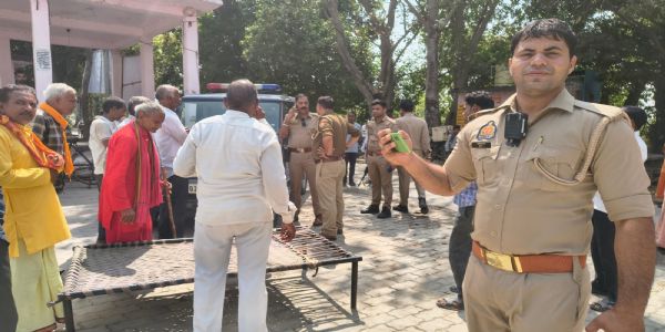 पुजारियों से मारपीट मामले में मंदिर ट्रस्ट का धरना, लूट का मुकदमा दर्ज करने की मांग