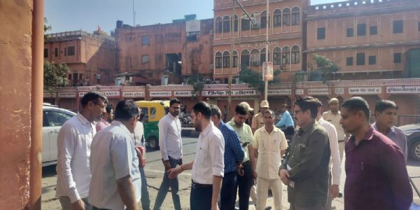 शहर की व्यवस्थाओं का निरीक्षण करने निकले नगर निगम जयपुर आयुक्त डॉ. गौरव सैनी