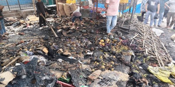 खैराबाद में आग से फल-सब्जी और कपड़ों की कई दुकानें जलकर राख