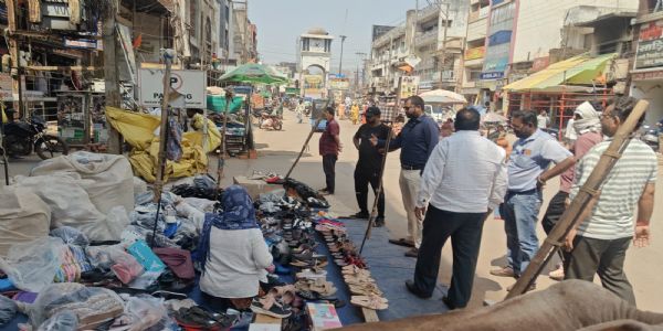 धमतरी : अतिक्रमण पर नगर निगम ने की कार्रवाई, जूता-चप्पल व फल ठेलों का सामान जब्त