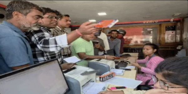 गैस एजेंसियों पर रसोई गैस उपभोक्ताओं की भीड़, हंगामा