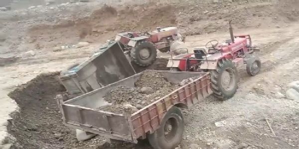 कोटद्वार में अवैध खनन पर प्रशासन की सख्ती, खोह नदी में पांच ट्रैक्टर-ट्रॉली सीज