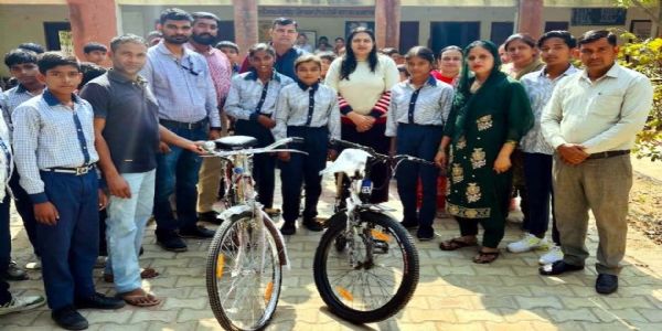 हांसी: साइकिलों से रफ्तार, सुविधाओं से आत्मविश्वास: भाटला स्कूल में एसबीआई की पहल