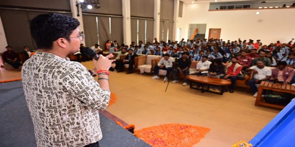 नकल नहीं, अपनी पहचान से बनें सफल कंटेंट क्रिएटर