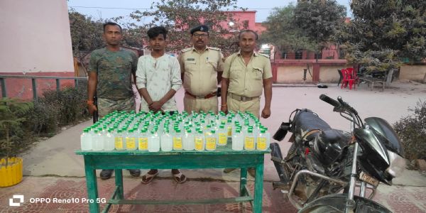 चोरी की बाइक के साथ 180 बोतल विदेशी शराब जब्त, एक गिरफ्तार