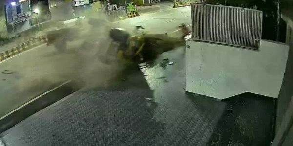 मिनी ट्रक और ट्रैक्टर की भिड़ंत, चालक की अपनी ही गाड़ी के नीचे दबने से मौत