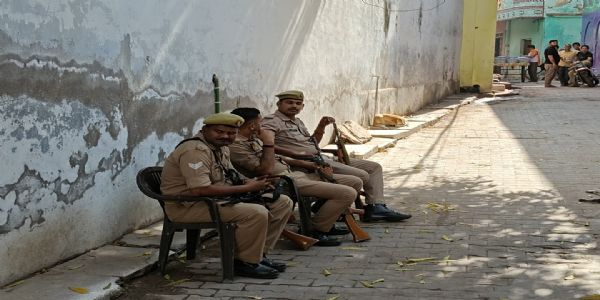 सीरज ध्वज सिंह के आवास के बाहर तैनात पुलिस सीरज ध्वज सिंह के आवास के बाहर तैनात पुलिस