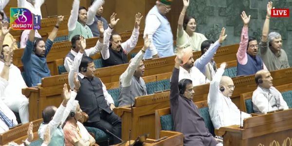 प्रस्ताव के विपक्ष में मतदान करतेे सत्ता पक्ष के सदस्य प्रस्ताव के विपक्ष में मतदान करतेे सत्ता पक्ष के सदस्य