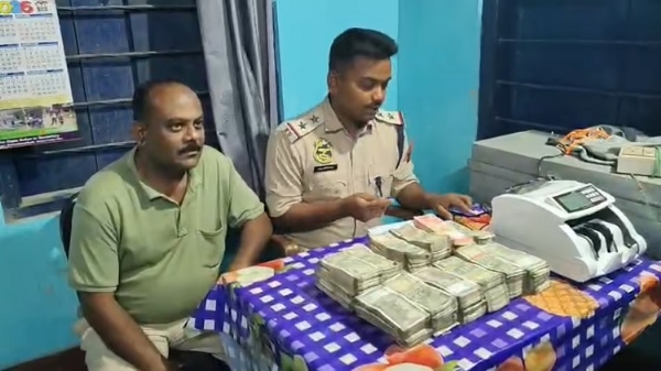 असमः नगांव के सामागुरी पुलिस स्टेशन में लावारिश पैसे की गिनती करते पुलिस अधिकारी असमः नगांव के सामागुरी पुलिस स्टेशन में लावारिश पैसे की गिनती करते पुलिस अधिकारी