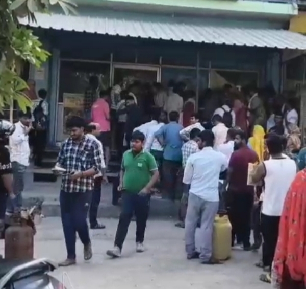 अलवर. गैस एजेंसी के बाहर लगी लोगों की लाइन।