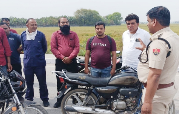सोनीपत: टोल प्लाजा पर राह-वीर योजना के अंतर्गत लोगेां को         जागरुक करते हुएपुलिस अधिकारी।