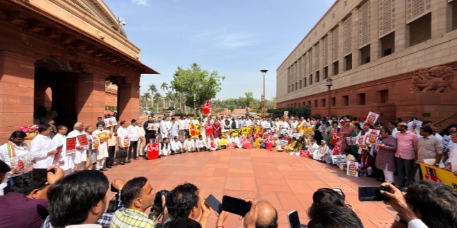 संसद भवन परिसर में गैस संकट को लेकर सिलेंडर के कटआउट और पोस्टर लेकर सरकार के खिलाफ नारेबाज़ी करते विपक्षी सांसदों के साथ बैठे कांग्रेस अध्यक्ष मल्लिकार्जुन खरगे, प्रियंका गांधी और नेता प्रतिपक्ष राहुल गांधी संसद भवन परिसर में गैस संकट को लेकर सिलेंडर के कटआउट और पोस्टर लेकर सरकार के खिलाफ नारेबाज़ी करते विपक्षी सांसदों के साथ बैठे कांग्रेस अध्यक्ष मल्लिकार्जुन खरगे, प्रियंका गांधी और नेता प्रतिपक्ष राहुल गांधी