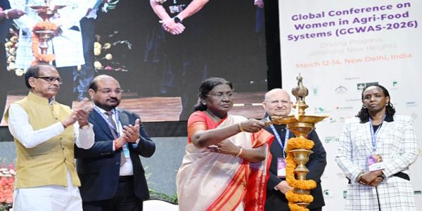 राष्ट्रपति द्रौपदी मुर्मु गुरुवार को पूसा परिसर में आयोजित जीसीडब्ल्यूएएस-2026 के उद्घाटन सत्र में दीप प्रज्जवलित करती हुईं