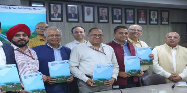 रिपोर्ट जारी करते हुए