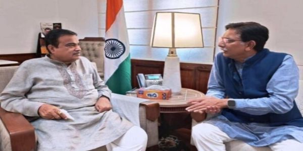 केंद्रीय मंत्री से भेंट करते सांसद अनुराग शर्मा