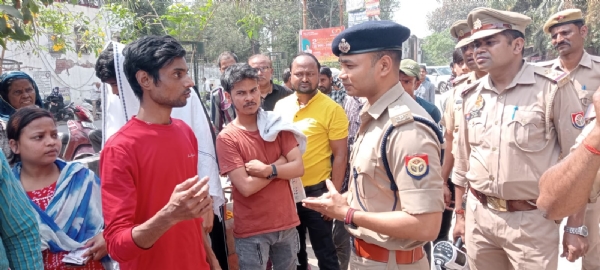 उपभोक्ताओं को समझाते एडीसीपी उपभोक्ताओं को समझाते एडीसीपी