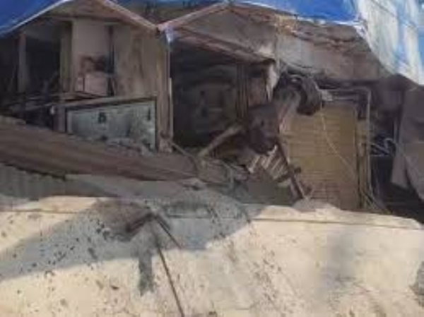 जवाहर चौक पर 5 दुकानों के छज्जे गिरे