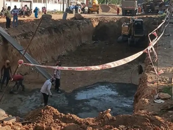 धीमी गति से चल रहा रिटेनिंग वॉल के लिए खुदाई